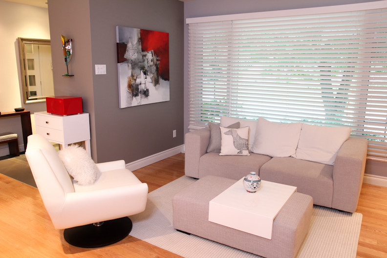 Offenes, Repräsentatives Modernes Wohnzimmer mit grauer Wandfarbe, hellem Holzboden, Kamin und beigem Boden in Montreal
