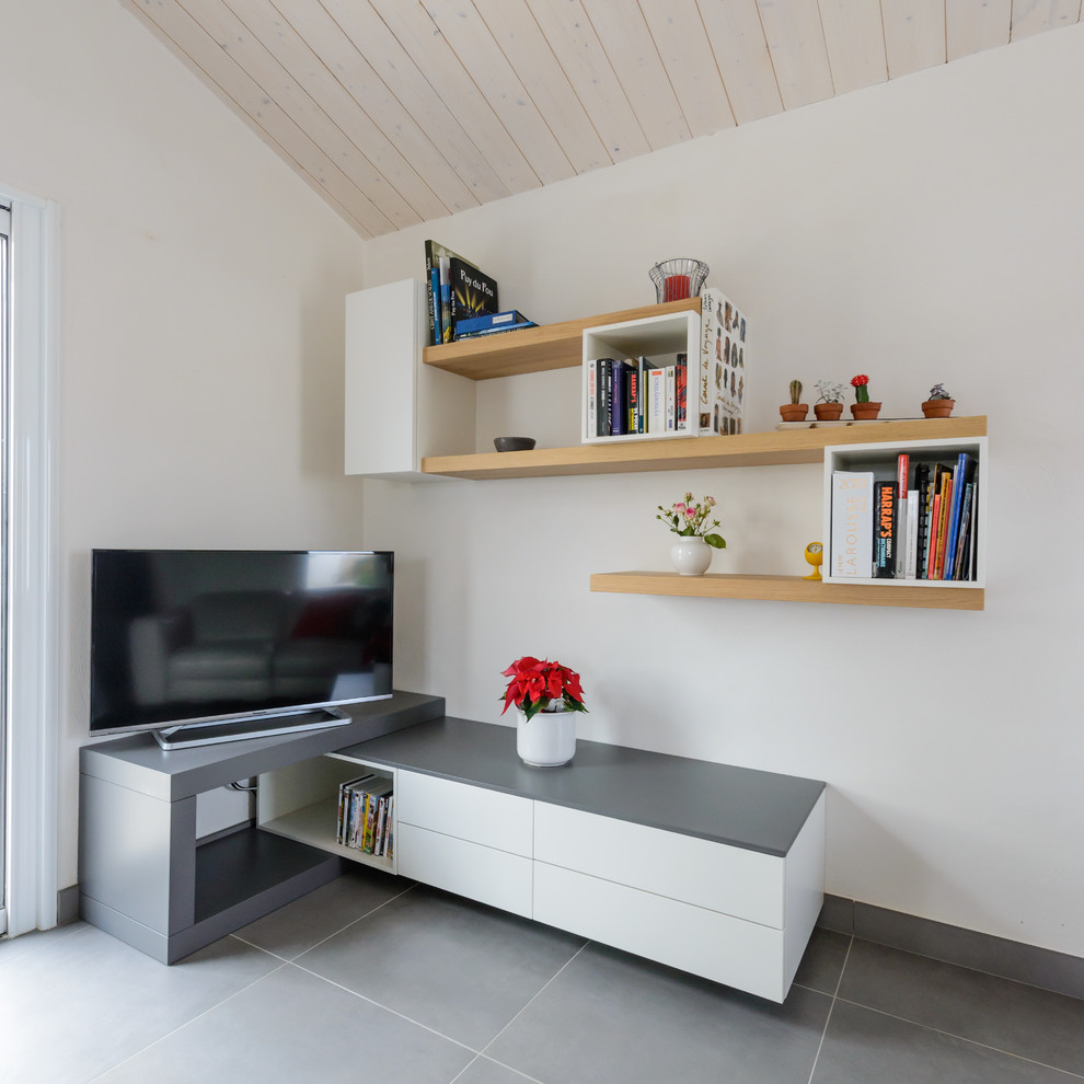 Idéer för att renovera ett mellanstort funkis vardagsrum, med ett finrum, vita väggar och en fristående TV