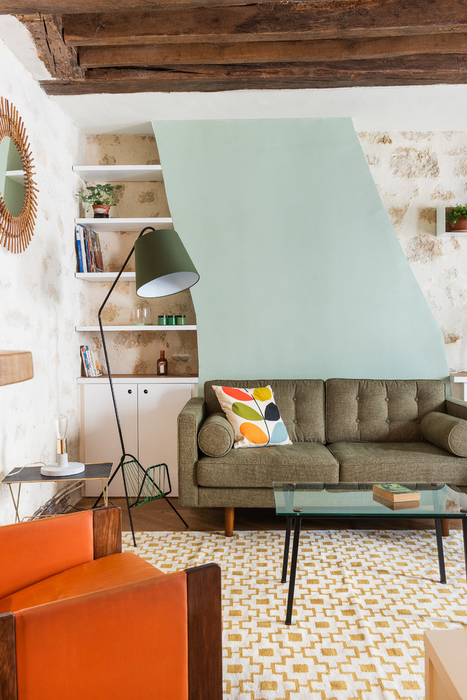 Ispirazione per un grande soggiorno minimalista chiuso con pareti verdi, pavimento in legno massello medio, nessun camino, nessuna TV e libreria