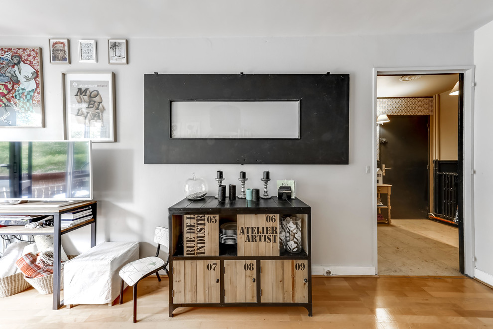 Mid-sized danish enclosed light wood floor living room photo in Paris with beige walls and a tv stand