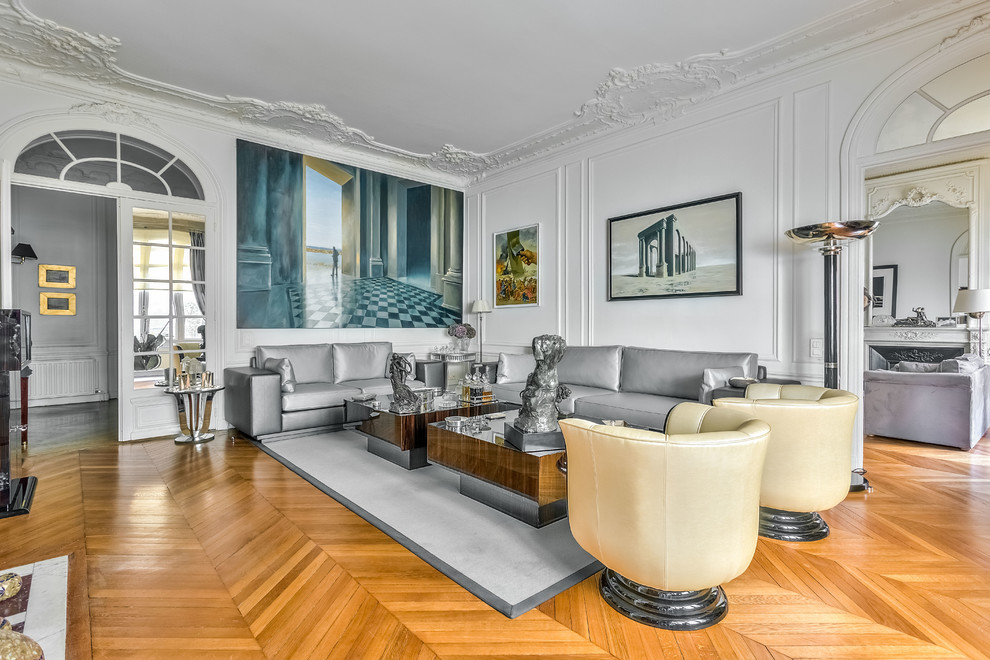 Imagen de salón cerrado y gris y blanco clásico con paredes blancas, suelo de madera en tonos medios y suelo marrón