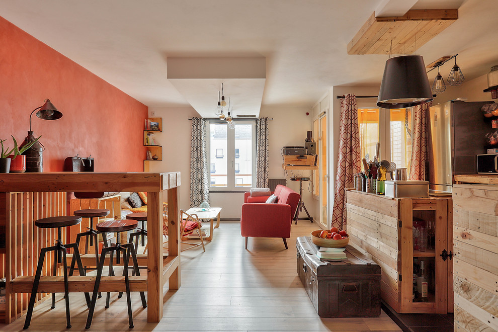 Источник вдохновения для домашнего уюта: открытая гостиная комната в стиле рустика с оранжевыми стенами, светлым паркетным полом и бежевым полом