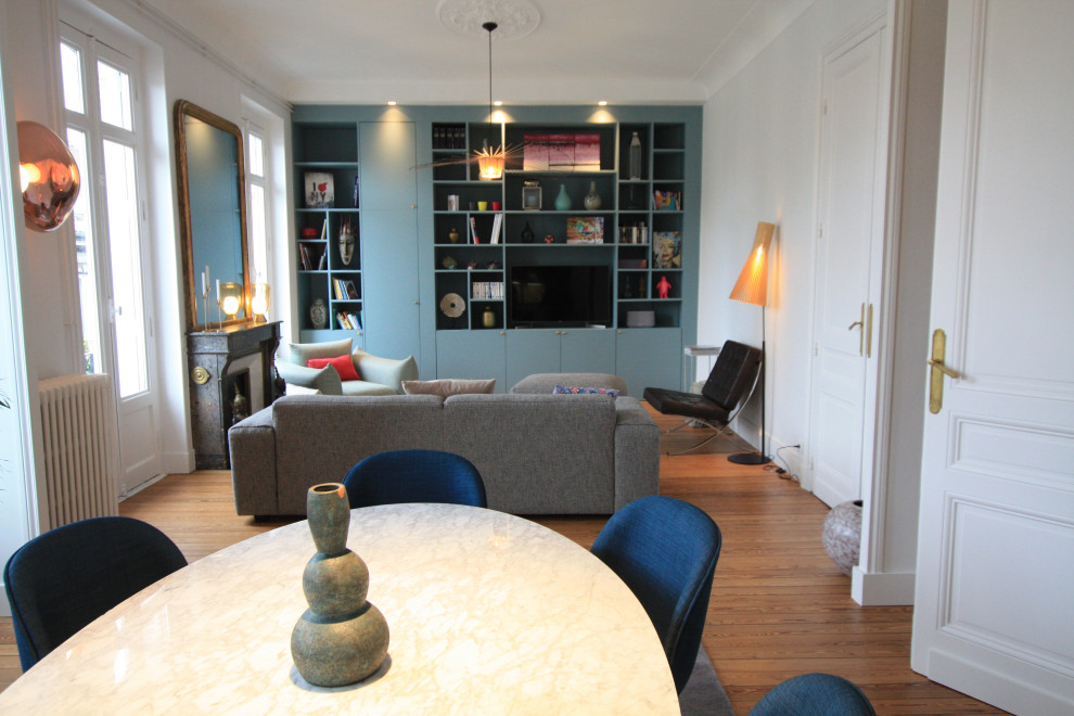 Trendy living room photo in Bordeaux