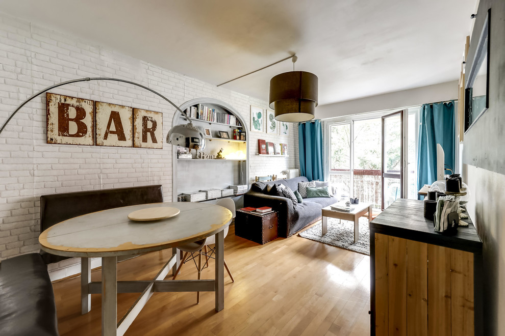 Aménagement d'un salon scandinave de taille moyenne et fermé avec un mur beige, parquet clair et un téléviseur indépendant.