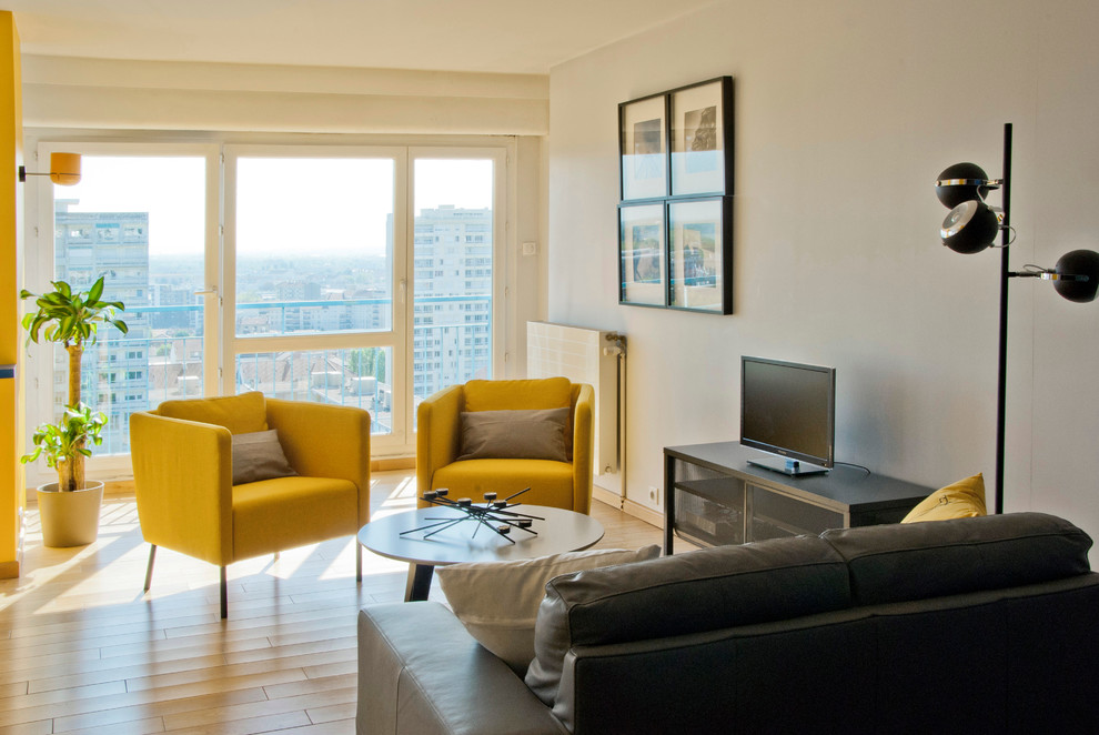 Foto di un soggiorno design di medie dimensioni e chiuso con pareti beige, parquet chiaro, nessun camino e TV autoportante