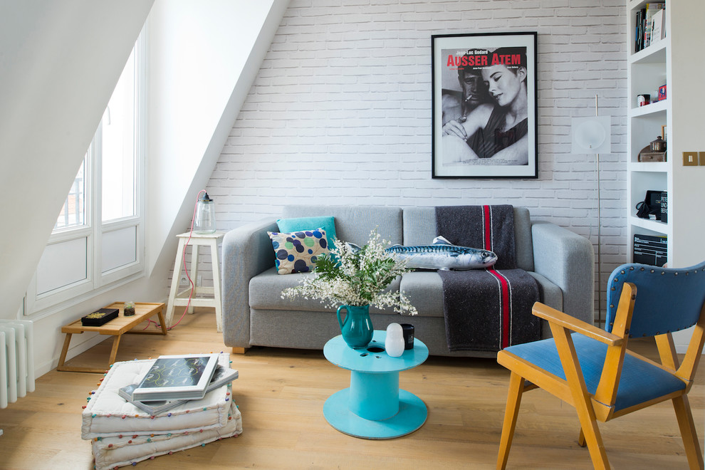 Imagen de salón cerrado nórdico pequeño sin chimenea y televisor con paredes blancas y suelo de madera clara