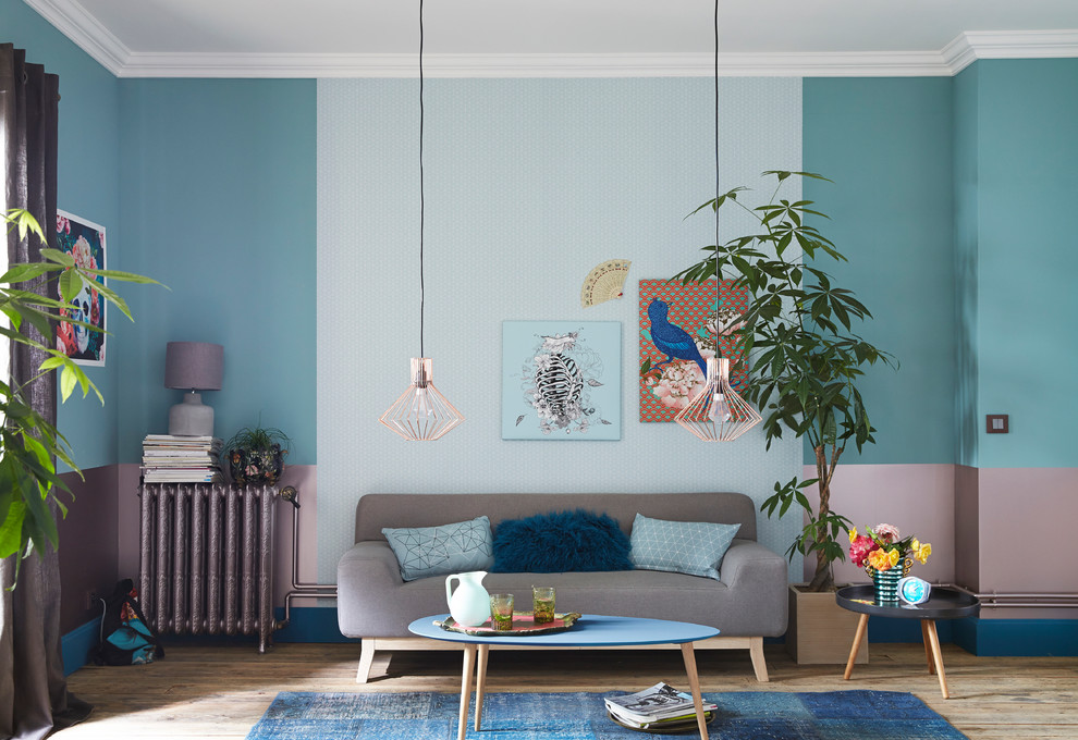 Inspiration för mellanstora moderna allrum med öppen planlösning, med blå väggar och ljust trägolv