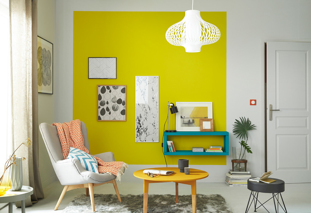 Идея дизайна: открытая гостиная комната среднего размера в современном стиле с с книжными шкафами и полками и желтыми стенами без камина, телевизора