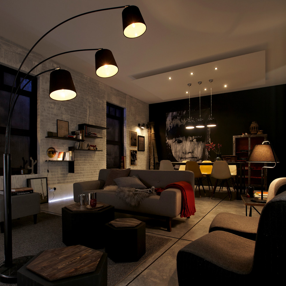 Стильный дизайн: открытая гостиная комната среднего размера в современном стиле с с книжными шкафами и полками и черными стенами без камина, телевизора - последний тренд
