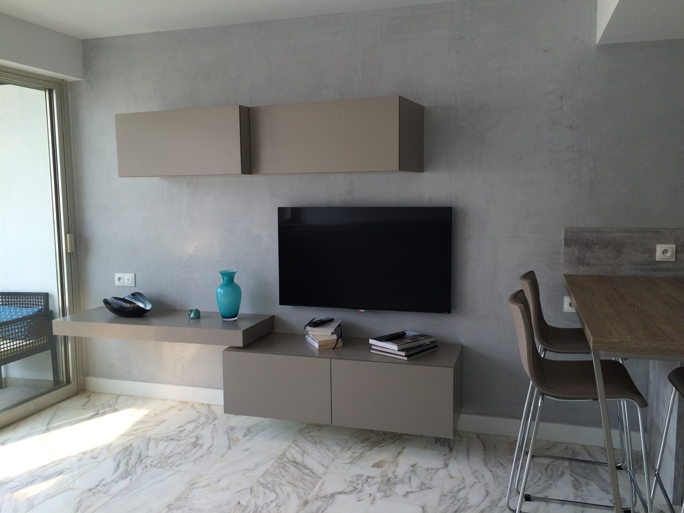 Idées déco pour un petit salon moderne ouvert avec un mur gris et un téléviseur fixé au mur.