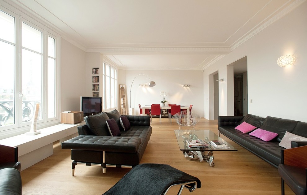Minimalist living room photo in Paris