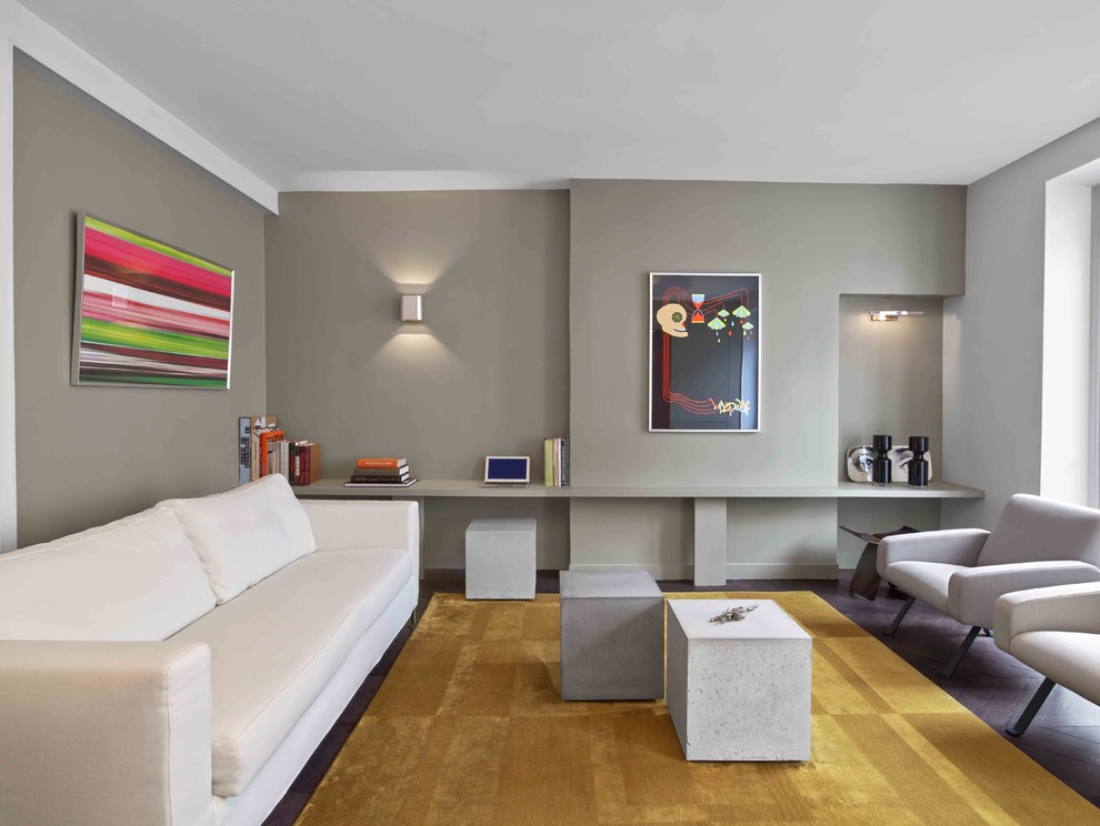 Großes, Repräsentatives, Fernseherloses, Abgetrenntes Modernes Wohnzimmer ohne Kamin mit grauer Wandfarbe und dunklem Holzboden in Paris
