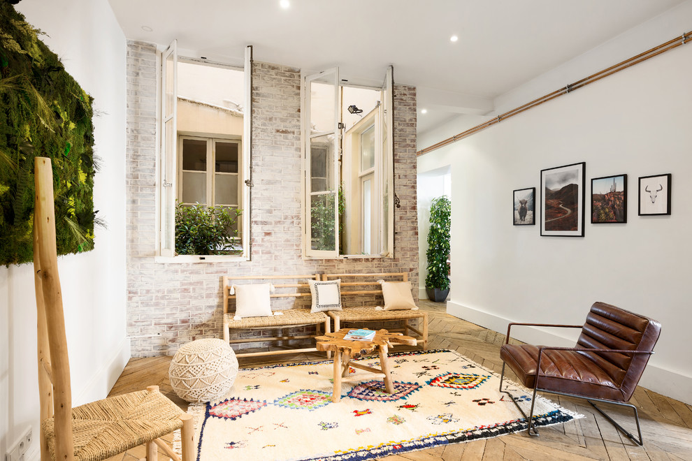 Skandinavisches Wohnzimmer mit weißer Wandfarbe, hellem Holzboden und beigem Boden in Paris