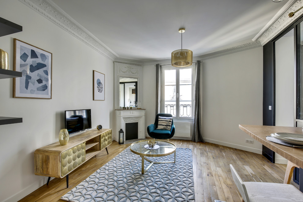 Aménagement d'un salon contemporain de taille moyenne et ouvert avec un mur blanc, parquet clair, aucune cheminée, un téléviseur fixé au mur et un sol marron.
