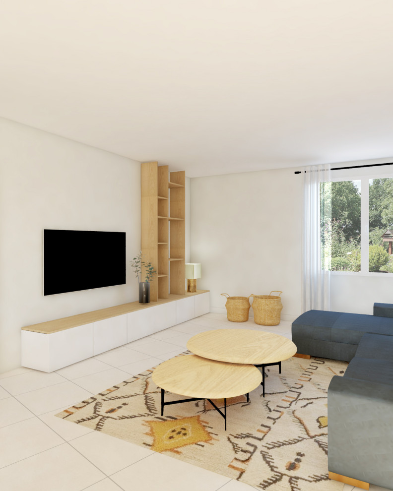 Источник вдохновения для домашнего уюта: большая открытая гостиная комната в средиземноморском стиле с телевизором на стене, белыми стенами, полом из керамической плитки и бежевым полом без камина