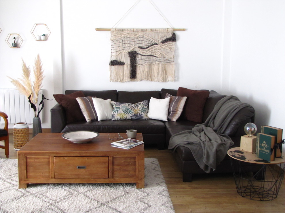 Modernes Wohnzimmer mit weißer Wandfarbe, braunem Holzboden und braunem Boden in Bordeaux