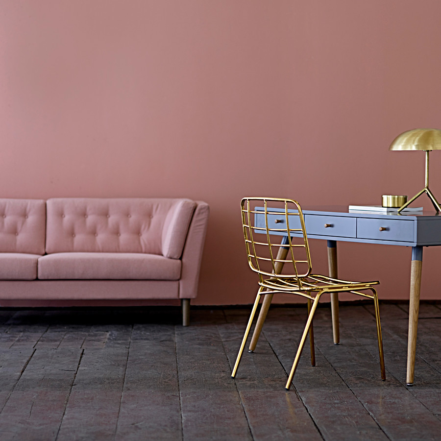 Modernes Wohnzimmer mit rosa Wandfarbe in Paris