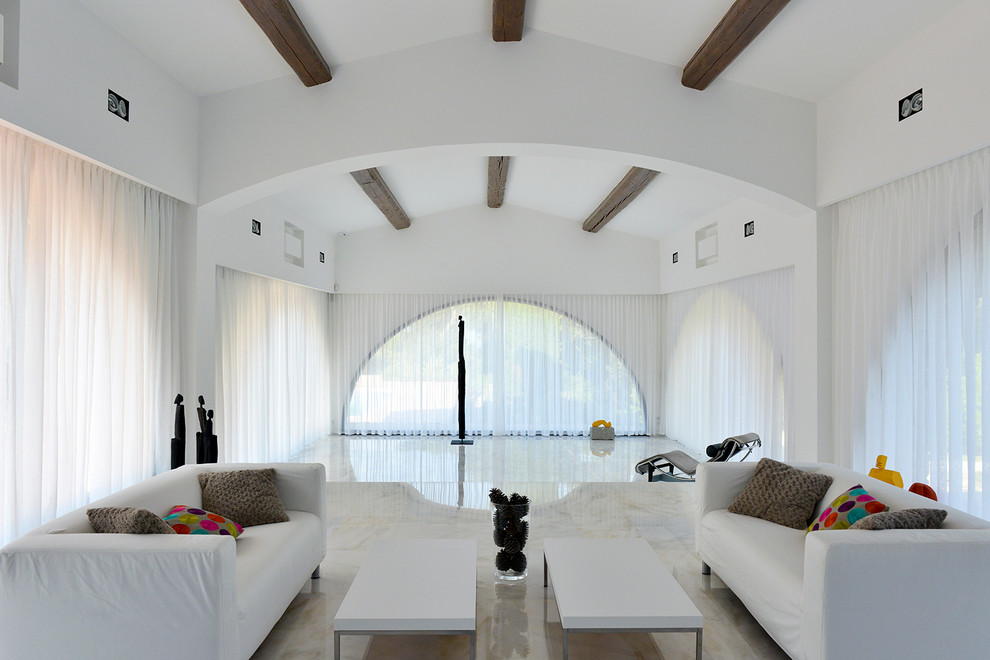 Réalisation d'un très grand salon minimaliste ouvert avec un mur blanc, aucune cheminée et aucun téléviseur.
