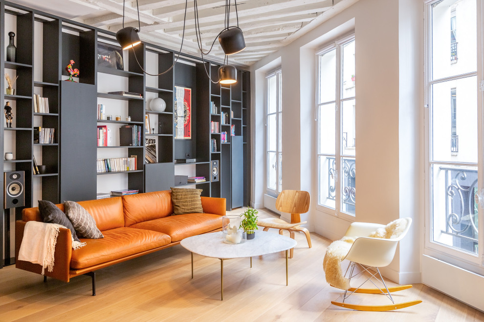 Repräsentatives Modernes Wohnzimmer ohne Kamin mit weißer Wandfarbe, braunem Holzboden und braunem Boden in Paris
