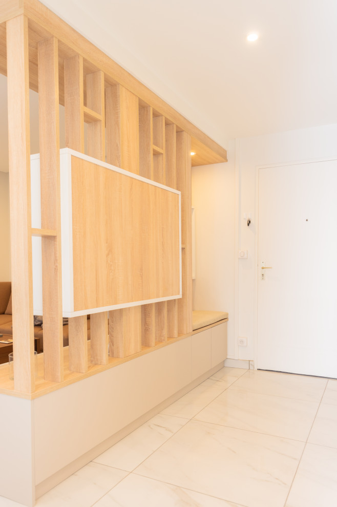 Diseño de salón abierto de tamaño medio con paredes blancas, pared multimedia y casetón