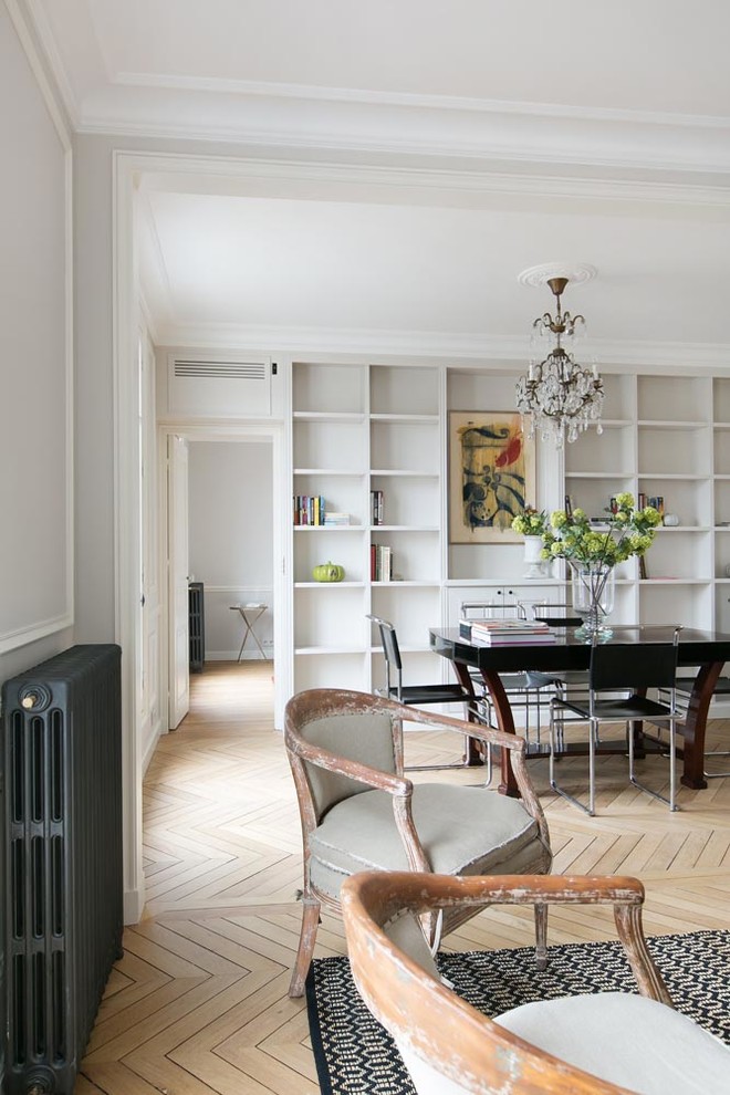 Mittelgroße, Offene, Fernseherlose Klassische Bibliothek ohne Kamin mit weißer Wandfarbe und hellem Holzboden in Paris