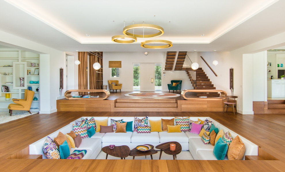 Foto di un soggiorno moderno con sala formale, pareti bianche, pavimento in legno massello medio e pavimento marrone