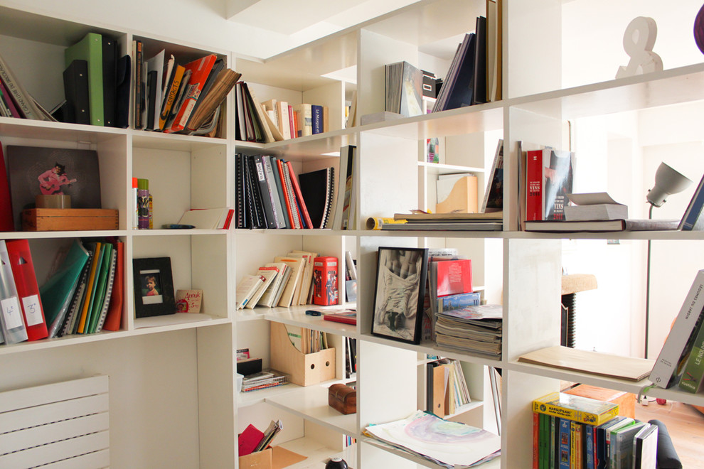 Mittelgroße, Offene Stilmix Bibliothek mit weißer Wandfarbe und braunem Holzboden in Nantes