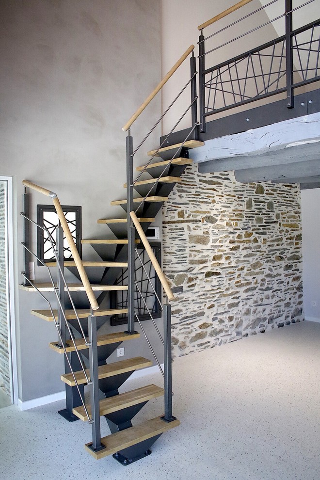 Idée de décoration pour un escalier bohème de taille moyenne.