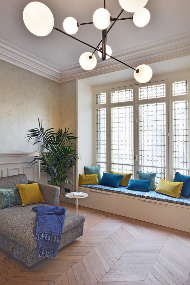 Große, Fernseherlose, Offene Moderne Bibliothek mit beiger Wandfarbe und hellem Holzboden in Paris