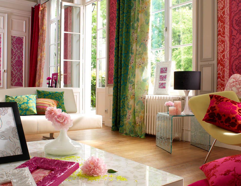 Großes, Offenes Shabby-Look Wohnzimmer mit rosa Wandfarbe, hellem Holzboden und verstecktem TV in Lille