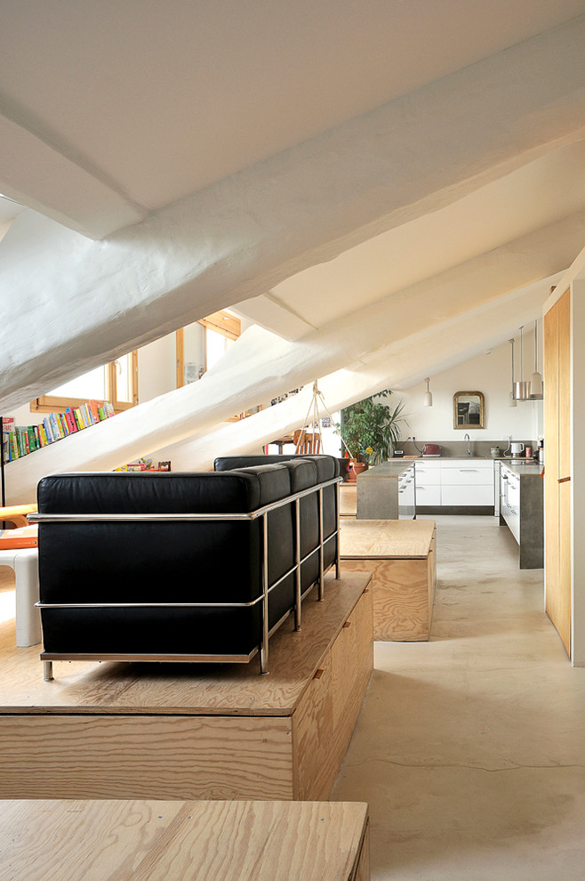 Идея дизайна: гостиная комната среднего размера в современном стиле с белыми стенами без камина, телевизора