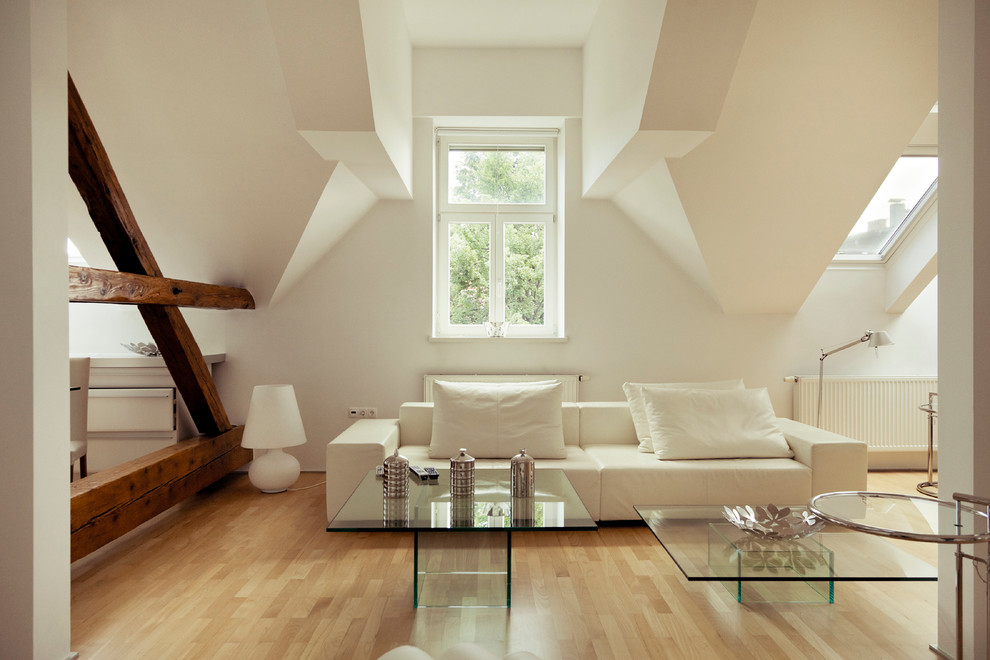 Großes, Fernseherloses Modernes Wohnzimmer ohne Kamin mit weißer Wandfarbe und hellem Holzboden in Straßburg