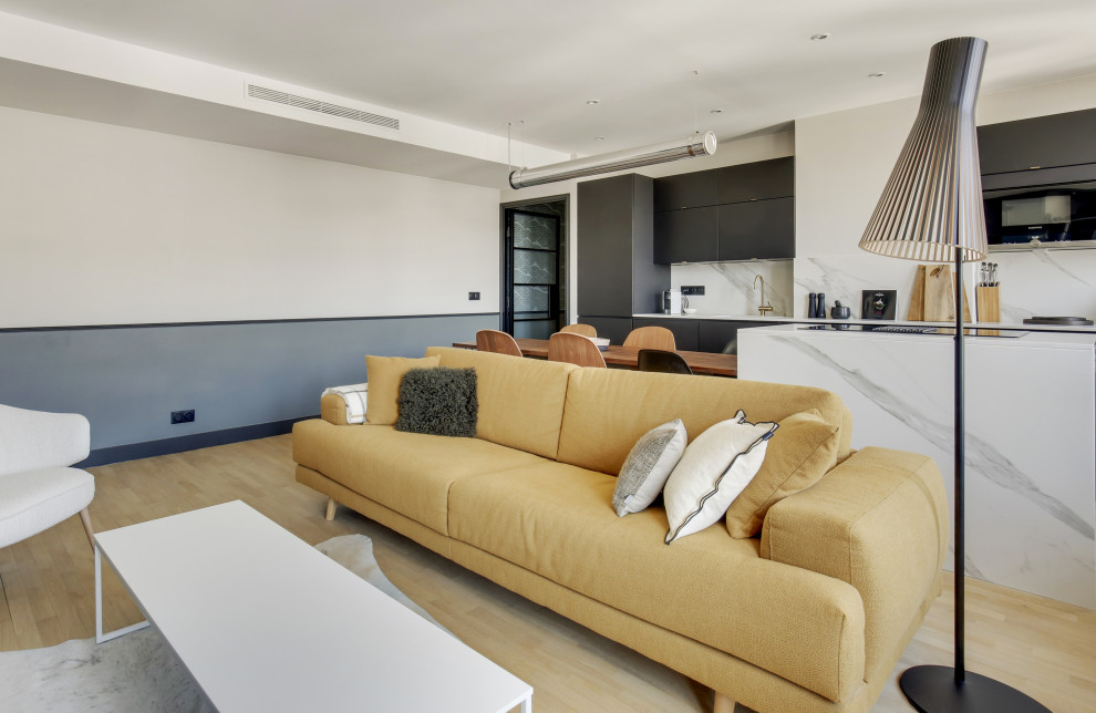 Источник вдохновения для домашнего уюта: открытая гостиная комната среднего размера в современном стиле с белыми стенами, светлым паркетным полом, телевизором на стене, бежевым полом и обоями на стенах без камина