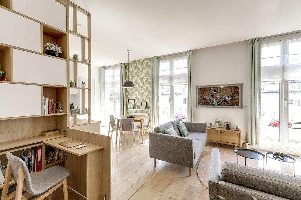 Стильный дизайн: парадная, открытая гостиная комната среднего размера в скандинавском стиле с белыми стенами, светлым паркетным полом и телевизором на стене без камина - последний тренд
