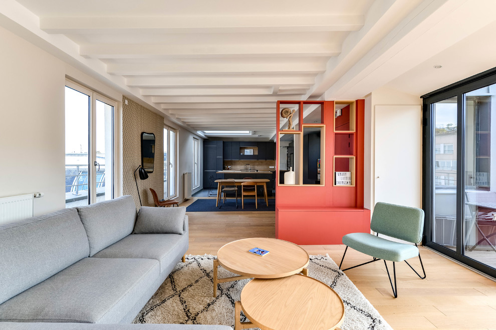 Fernseherlose, Offene Moderne Bibliothek mit beiger Wandfarbe, hellem Holzboden und beigem Boden in Paris