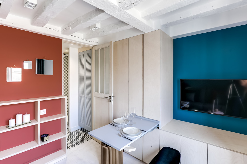 Kleines Skandinavisches Wohnzimmer ohne Kamin mit blauer Wandfarbe, gebeiztem Holzboden, TV-Wand und weißem Boden in Paris