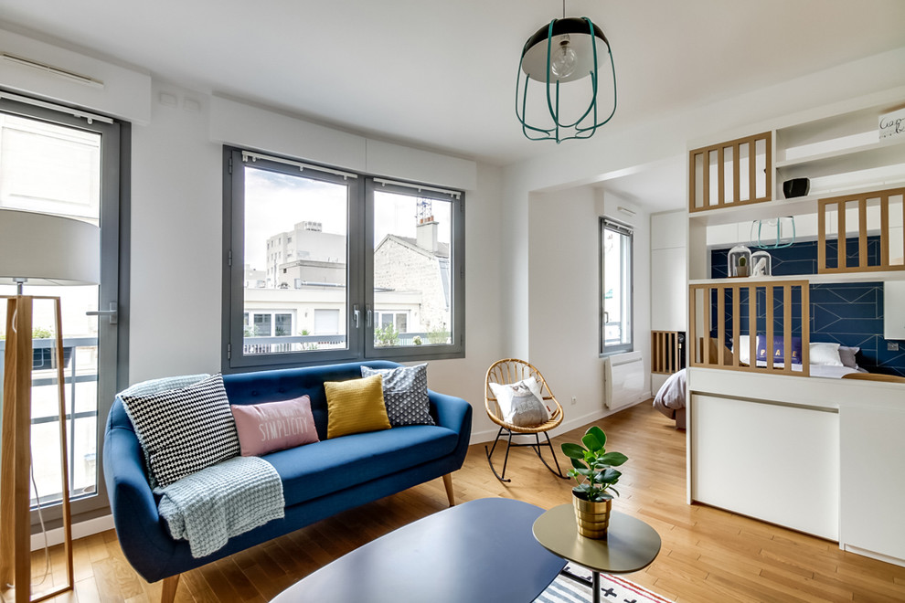 Kleines, Offenes Nordisches Wohnzimmer mit weißer Wandfarbe und hellem Holzboden in Paris