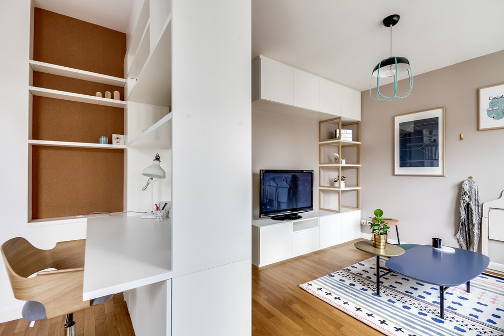 Idéer för små skandinaviska allrum med öppen planlösning, med ett bibliotek, vita väggar, ljust trägolv och en fristående TV