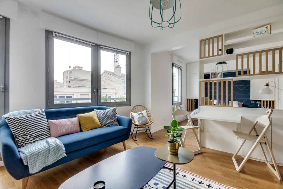 Kleines, Offenes, Repräsentatives Nordisches Wohnzimmer mit weißer Wandfarbe und hellem Holzboden in Paris