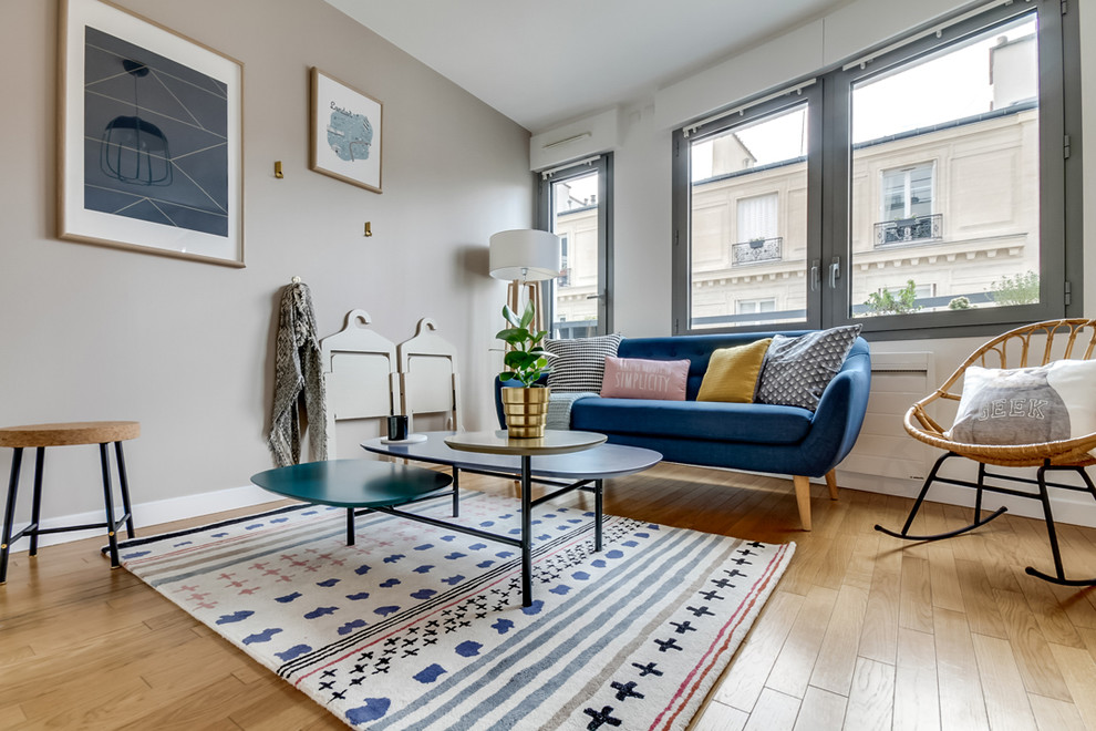 Kleines, Offenes Nordisches Wohnzimmer mit beiger Wandfarbe und hellem Holzboden in Paris