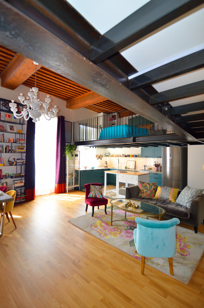 Свежая идея для дизайна: маленькая открытая гостиная комната в стиле фьюжн с белыми стенами, паркетным полом среднего тона, коричневым полом и балками на потолке для на участке и в саду - отличное фото интерьера