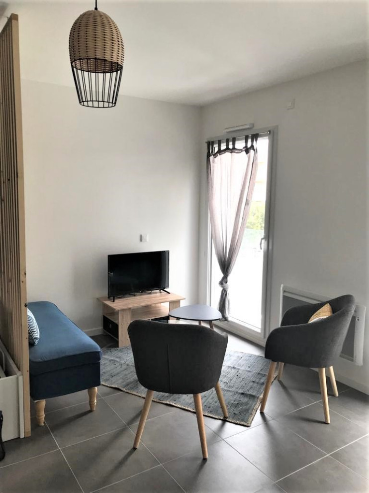 Design ideas for a small scandinavian living room in Nantes.