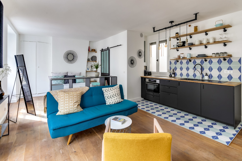 Immagine di un soggiorno minimalista aperto con pareti bianche, parquet scuro, camino classico, TV a parete e pavimento marrone