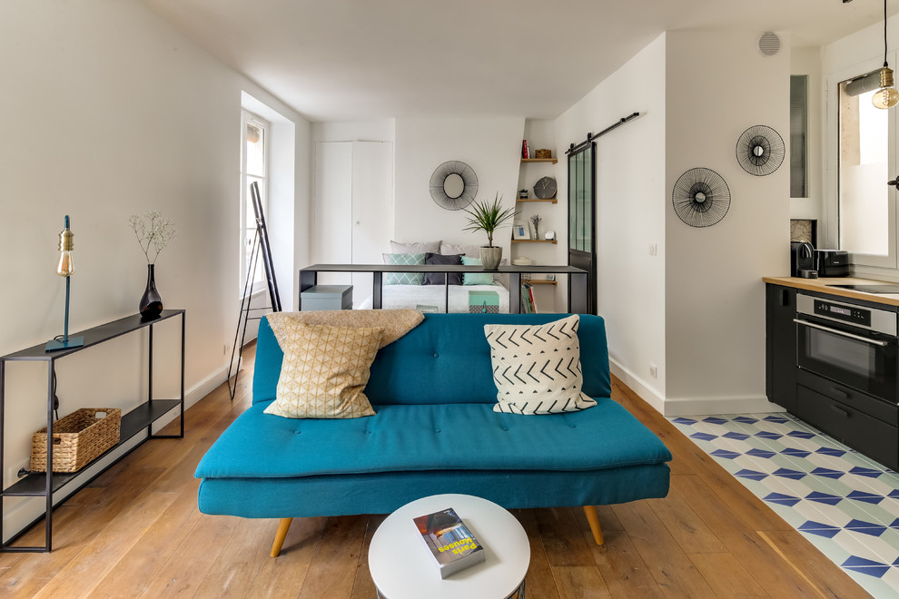 Idee per un piccolo soggiorno minimalista aperto con pareti bianche, parquet chiaro, camino classico, TV a parete e pavimento marrone