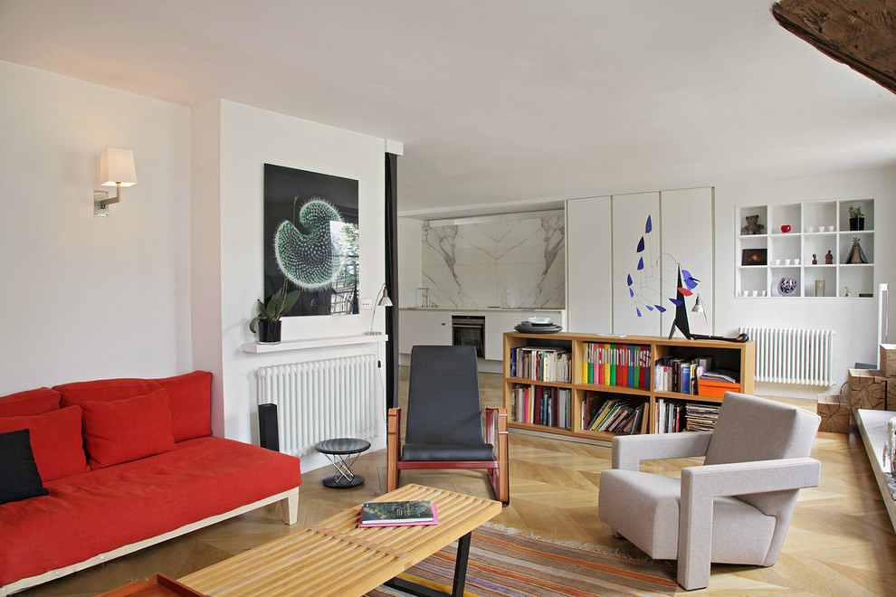 Esempio di un soggiorno minimal di medie dimensioni e aperto con pareti bianche, parquet chiaro e nessuna TV