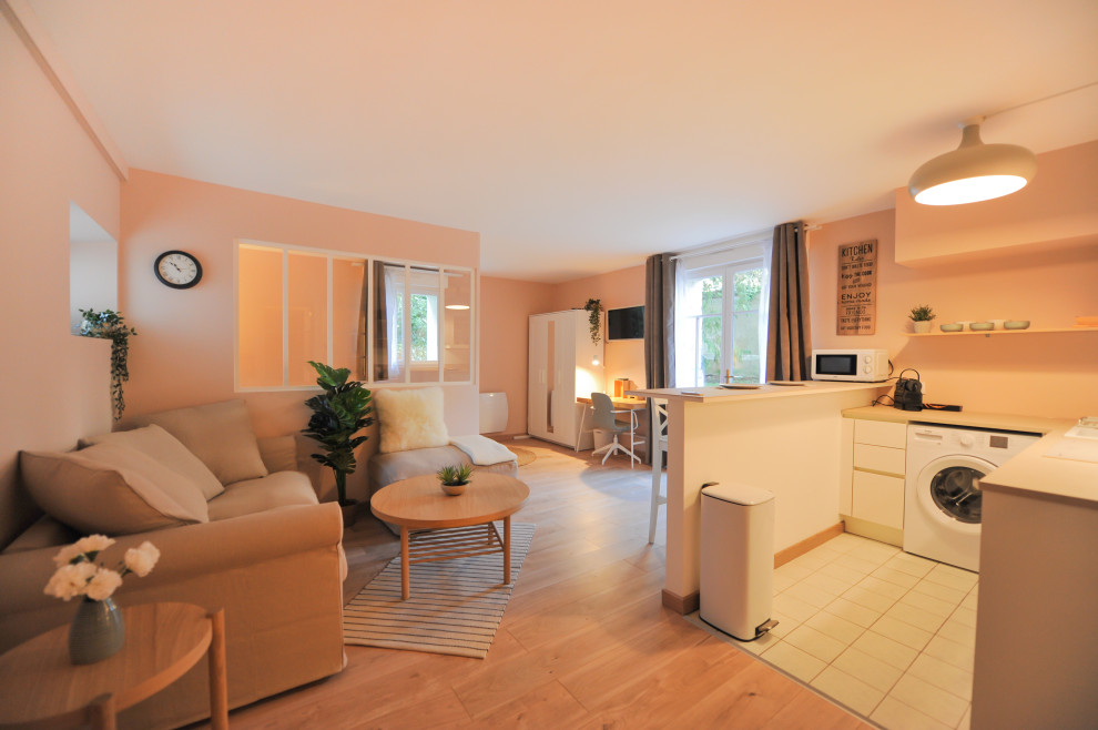 Immagine di un piccolo soggiorno contemporaneo aperto con pareti beige, pavimento in laminato, TV a parete e pavimento beige