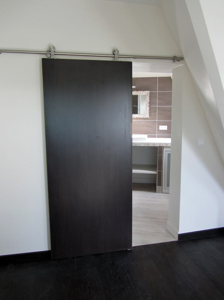 Пример оригинального дизайна: открытая гостиная комната среднего размера в стиле модернизм с белыми стенами и черным полом