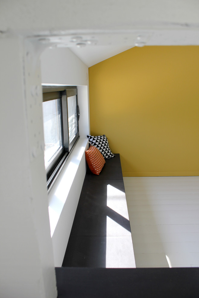 Réalisation d'un salon minimaliste de taille moyenne et ouvert avec un mur jaune, parquet peint, un sol blanc et poutres apparentes.
