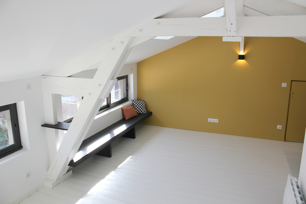 На фото: открытая гостиная комната среднего размера в стиле модернизм с желтыми стенами, деревянным полом, белым полом и балками на потолке