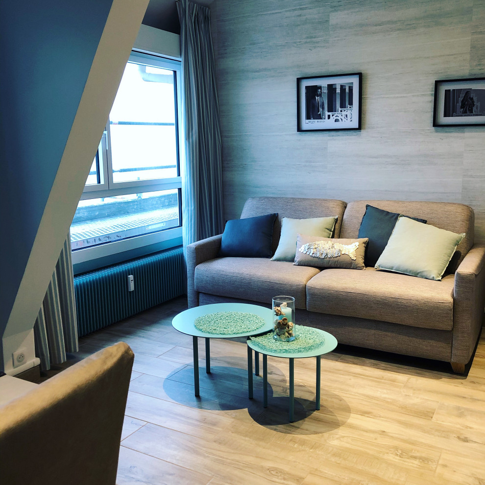 Immagine di un piccolo soggiorno stile marinaro aperto con pareti grigie